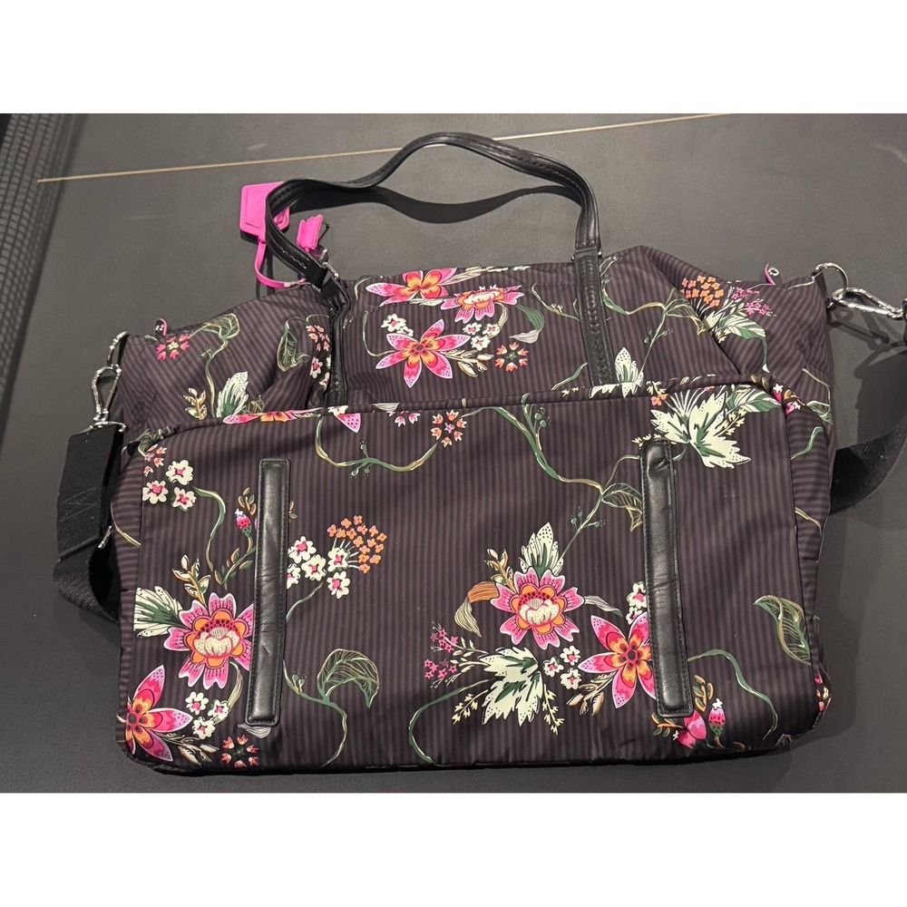 Vera Bradley large duffle bag with‎ accessories. Excellent condition